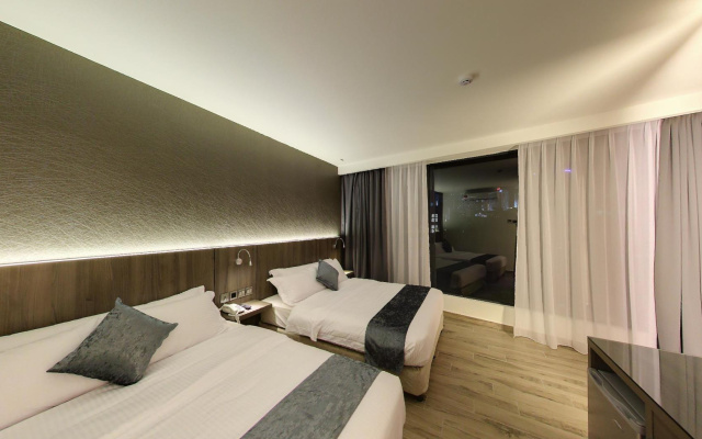 Flora by Crossroads Hotel