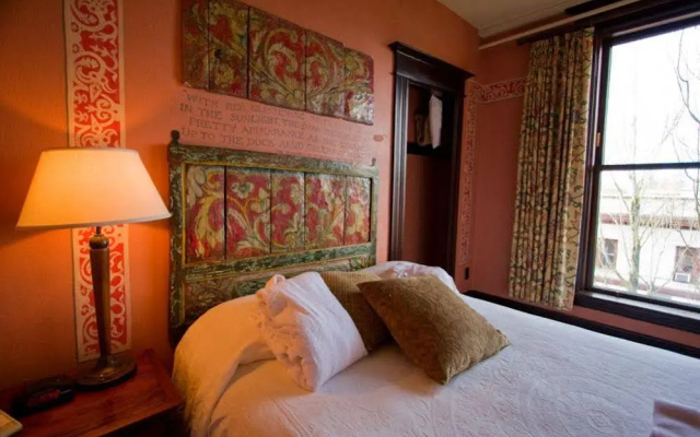 McMenamins Hotel Oregon