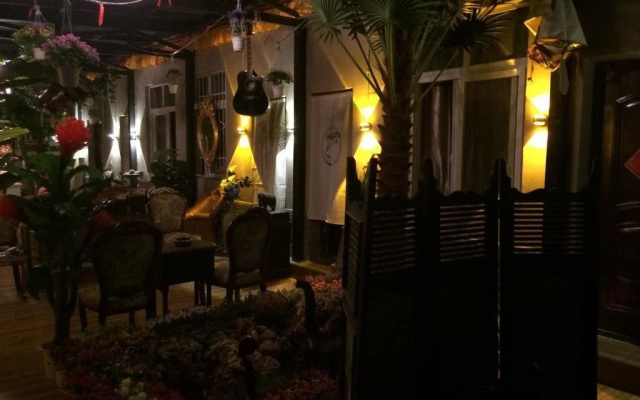 2+2 Garden Theme Hotel