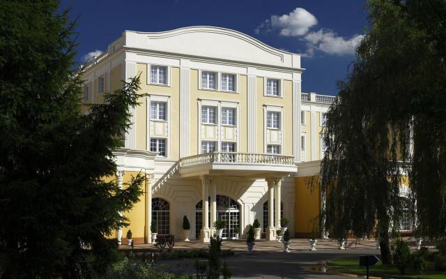 Windsor Palace Hotel In Jachranka Poland From 80 Photos