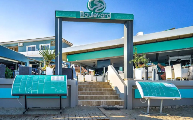 Boulevard Studio 10 with side sea view