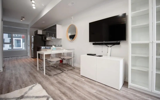 Upscale 2 Bedroom Townhouse Near Uofm IG Field