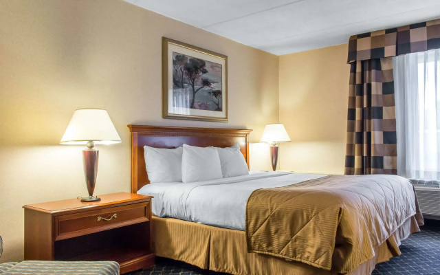 Clarion Hotel & Conference Center Ronkonkoma MacArthur Airport