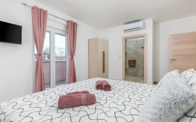 Lovely Family Bungalow With Private Pool