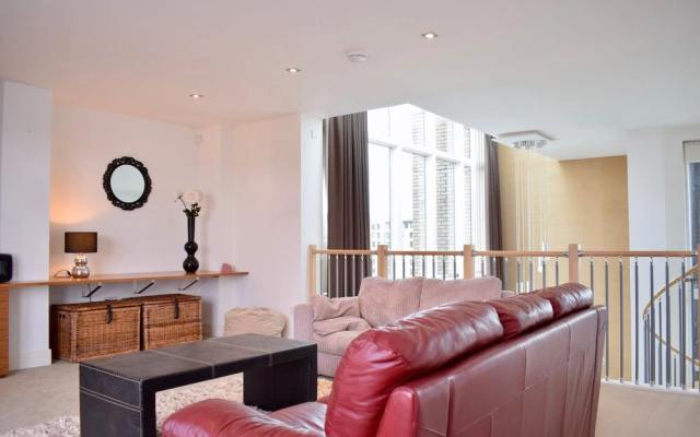 2 Bedroom Penthouse With Balcony and Castle Views