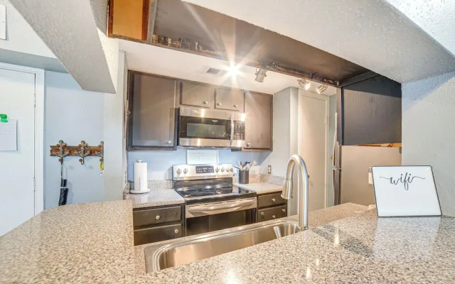 1/4 Mi to Seawall: Relaxing Galveston Condo!