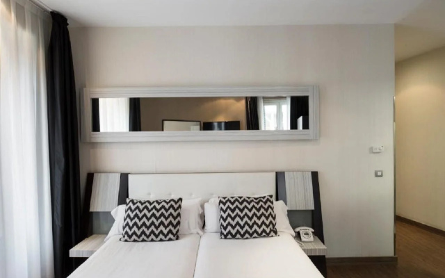 Отель Petit Palace Triball