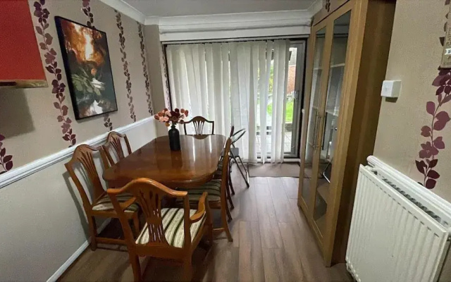 Charming Basildon House With 3 Bedroom Near Town