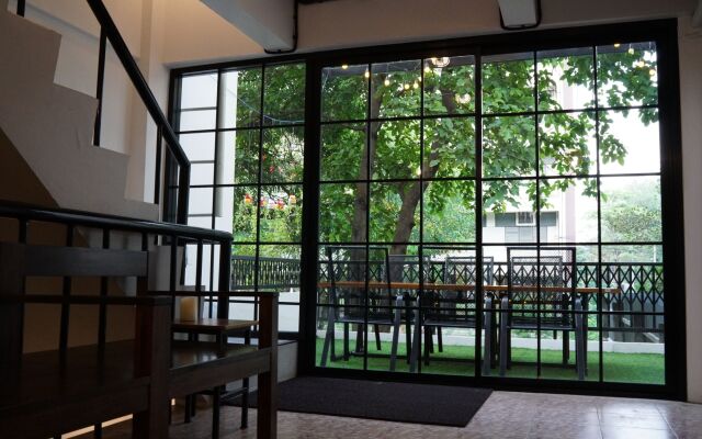 Sleep Owl Hostel вид на фасад