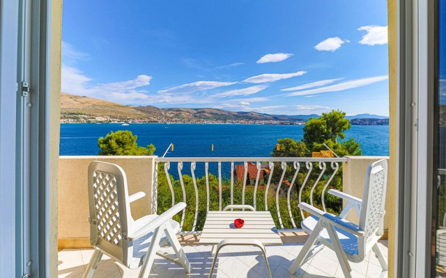 Awesome Home in Okrug Donji With Wifi and 5 Bedrooms