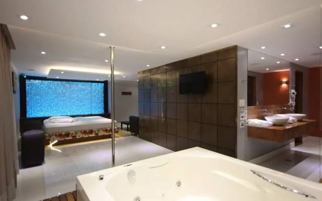 Love Time Hotel (Только для взрослых)