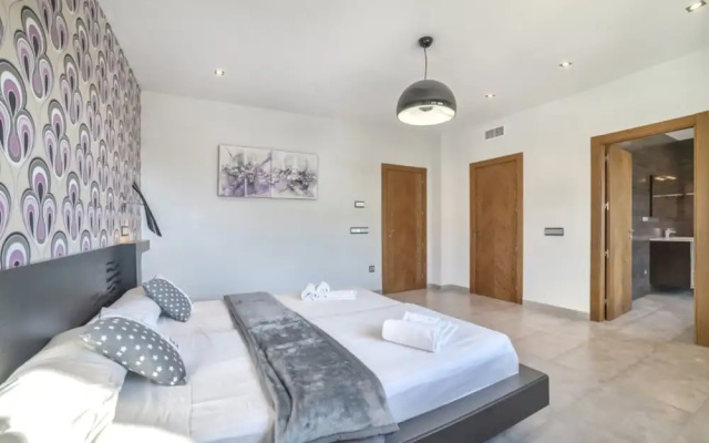 Villa - 5 Bedrooms with Pool, WiFi and Sea views - 105047