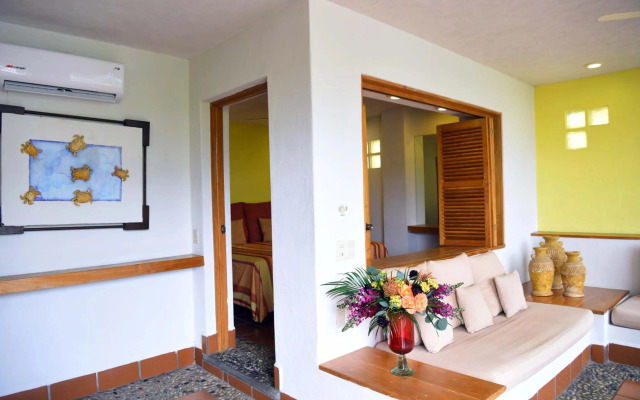 Hotel Eloisa - Near Playa de los Muertos