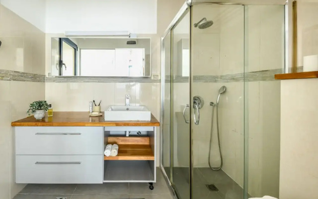 Stylish 3-BR Apt w Balcony and Parking