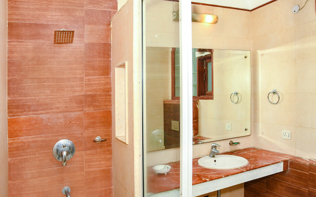 FabHotel Premium- 10min Walk from Millennium City Centre Gurugram Gurgaon