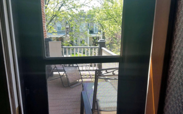 Chicago Guest House on Newport Avenue