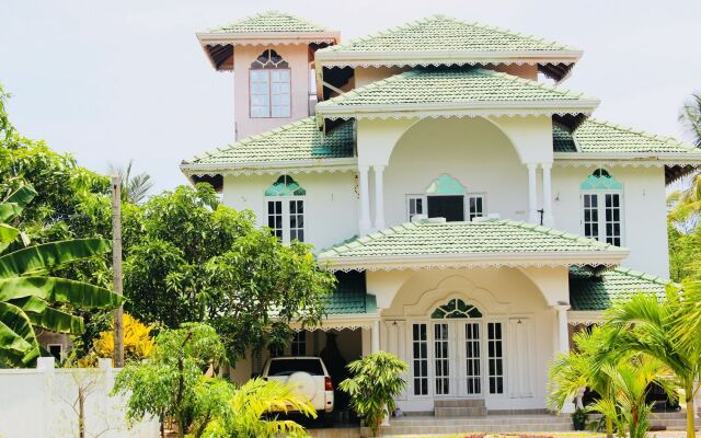 Отель Villa Sri Beach вид на фасад