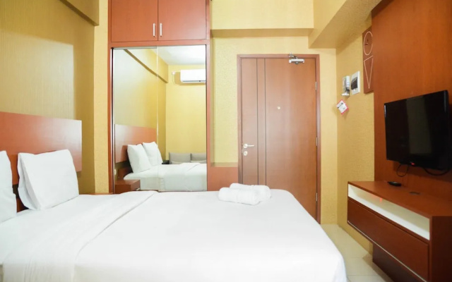 Parquette Studio Green Lake Apartment near Ciputat By Travelio