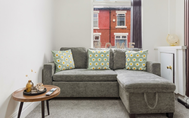 House - Sleeps 6 - On Street Parking