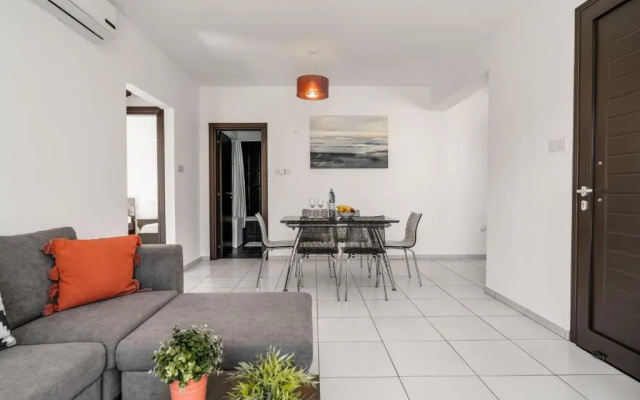 Lovely 2 Bedroom Family Apartment w/ Pool