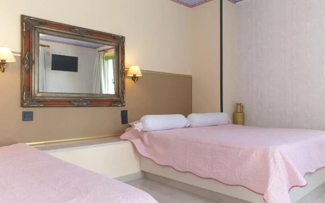 One Private Studio with Stunning Full Sea View, Shared Pool and AC