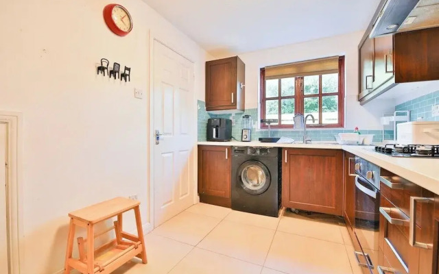 Homely 5 Bed House - 15 Mins to Cardiff City