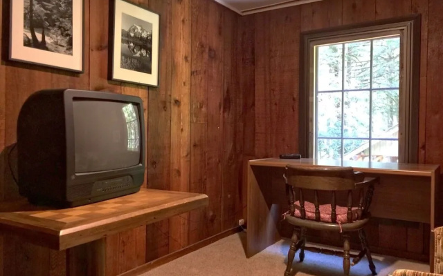 57sw - Fireplace - Wifi - Sleeps 6 2 Bedroom Home by RedAwning