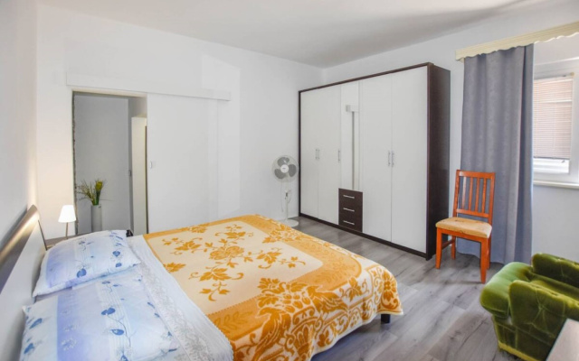 Apartment Dama - 10 m from beach: A1 Sukosan, Zadar riviera