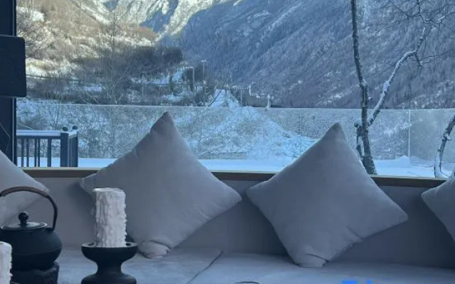 Siguniang Mountain Starry Peak Moonlit Cliff  Retreat（Changping Valley）