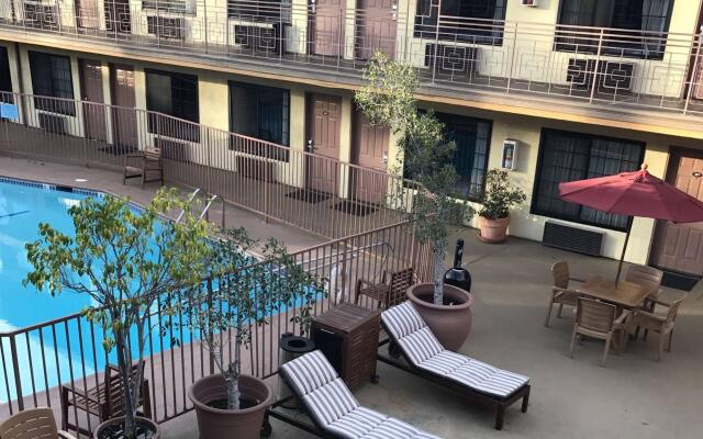 Studio City Court Yard Hotel 0