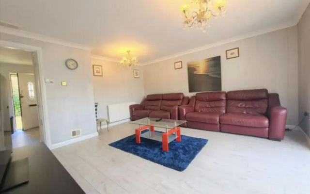 Nice 3-bed House in Farnham Royal Slough