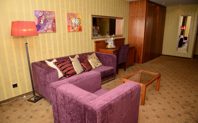 Hotel Golden Lake Resort
