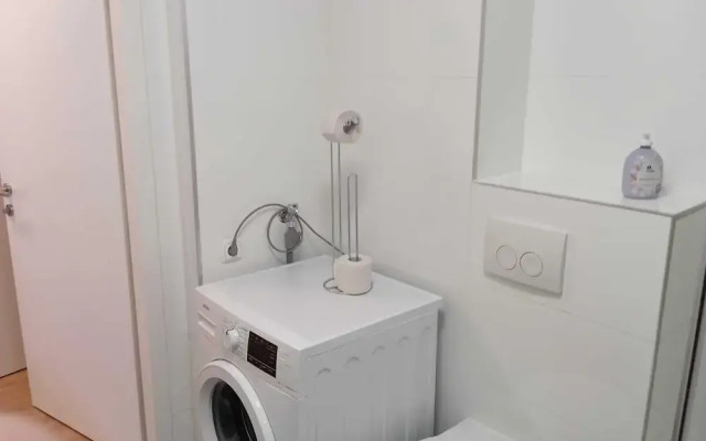 City Center Metro 1BR 1LR King Bed