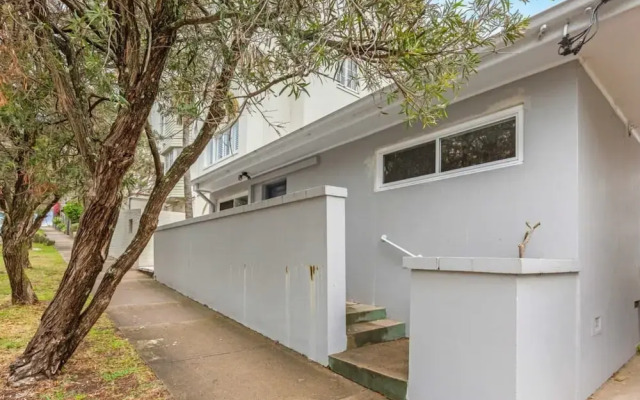 Modern 1-bed Pad Minutes Away From Beach