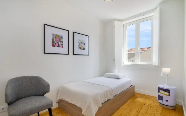Alfama 2-Bed Minimalist Retreat For Digital Nomads & Remote Workers
