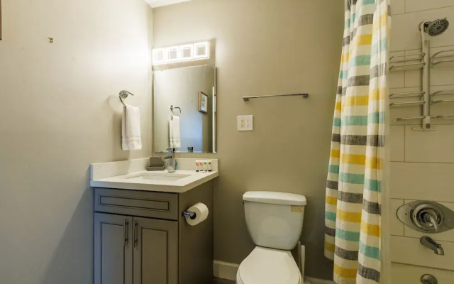 4BR Sleeps 8 Heated Pool Yard Games Bbq!