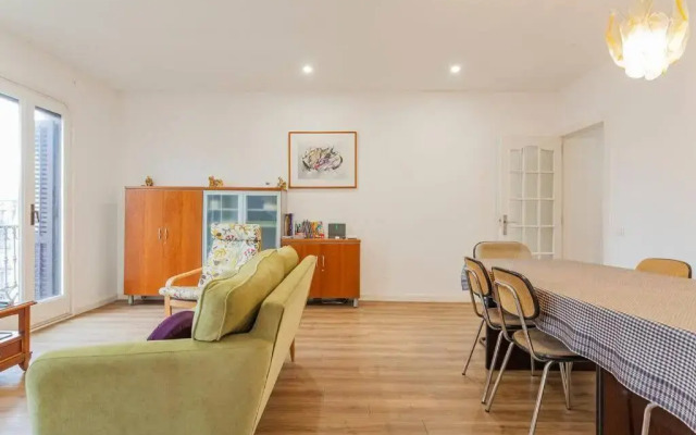 Big apartment for 9 in the heart of Eixample