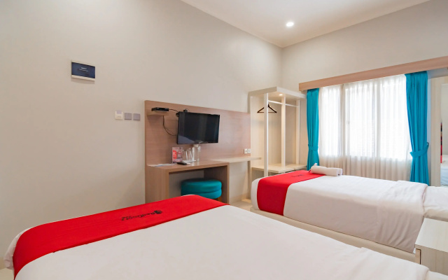 RedDoorz Plus @ Point Phila Cihampelas