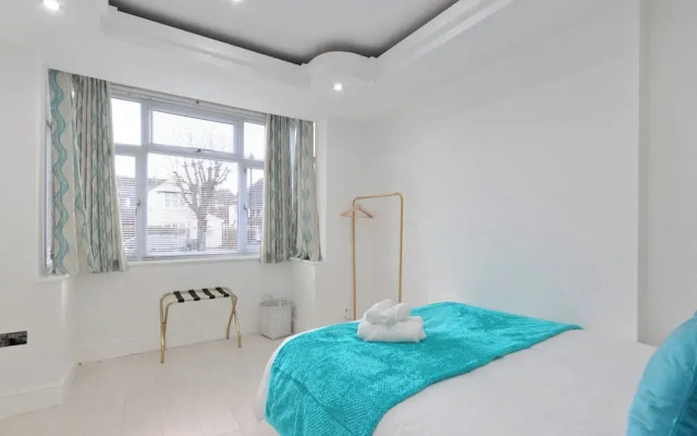 4 Bed - Sleeps 9 - Free Parking - 20 min Gatwick