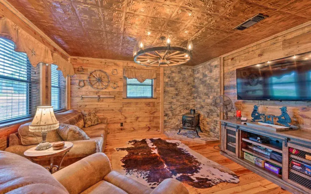 2 Mi to Choctaw Landing: 'western Daze' Cabin!