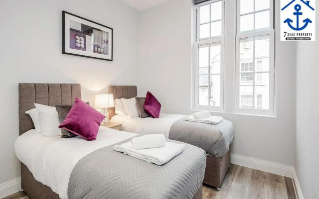 Luxury Apartment High Street Maidenhead w Parking