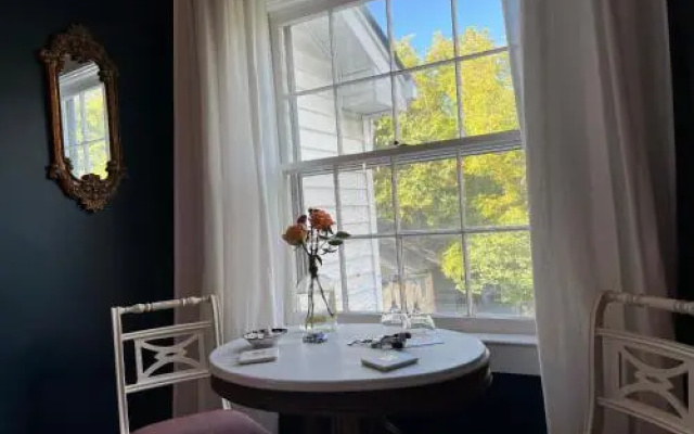 1823 Historic Rose Hill Inn