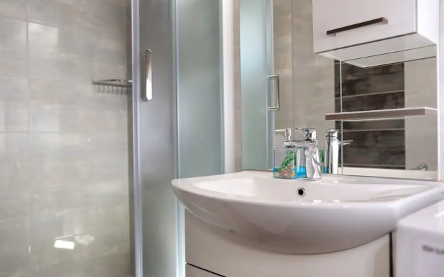 Lovely 2-bed Apartment in Okrug Gornji