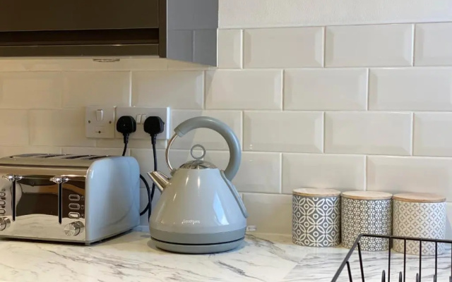 Freshly Renovated 2 Bedroom Victorian Town House.