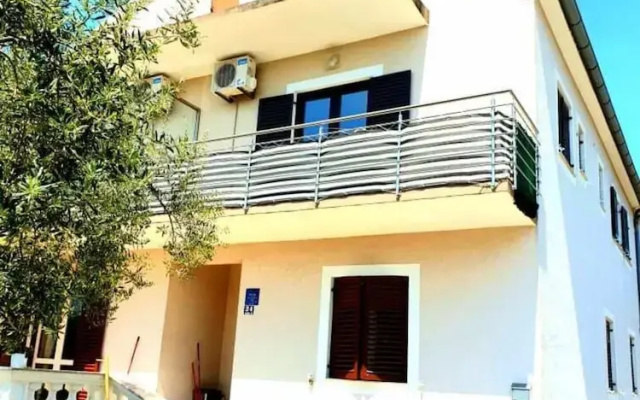 Lovely 1-bed Apartment With sea View in Srima