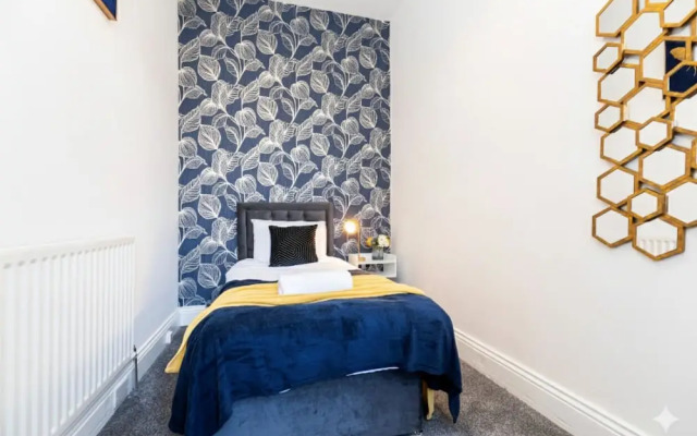 Stylish 3BR Home With Parking by University