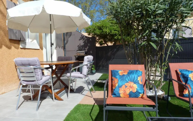 appart cosy avec son exterieur chaleureux,piscine et parking prive