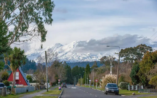 The Purple House - Ohakune Holiday Home with Spa Pool