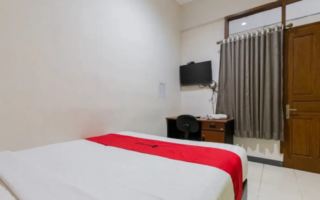 RedDoorz near Taman Flora Bratang Surabaya