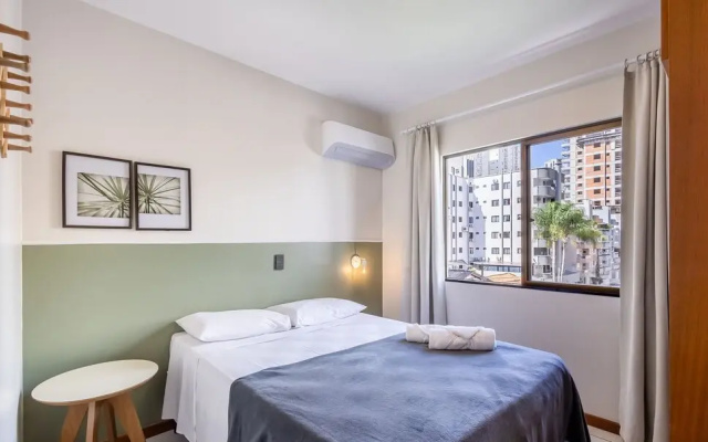 3BR apt w/ Balcony, 150m to sea Meia Praia Eis305